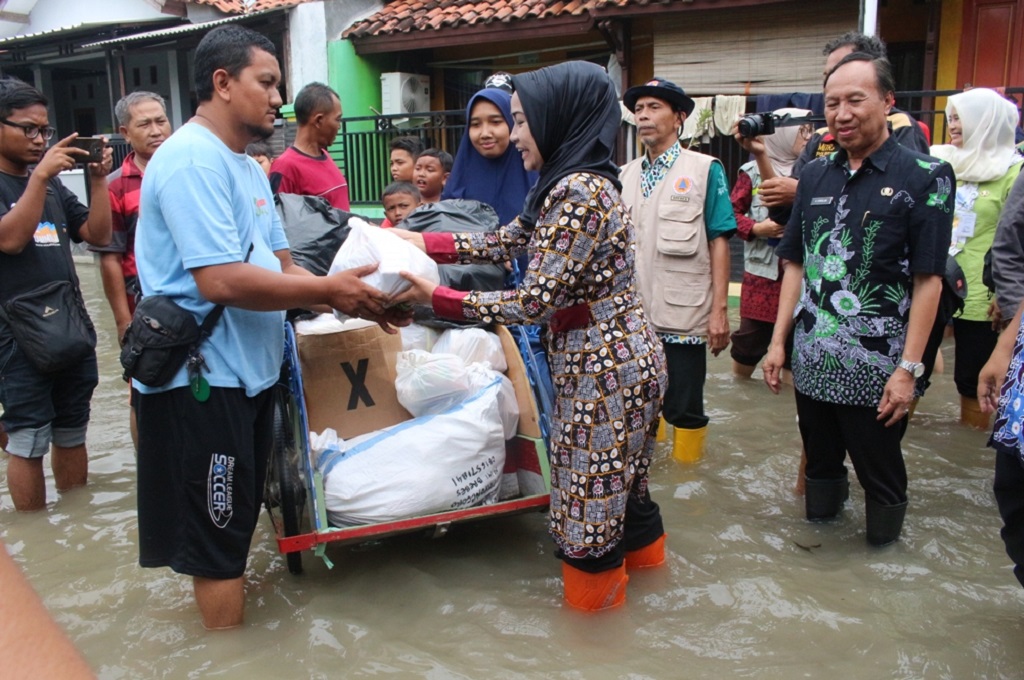 Popok dan Obat Didistribusikan ke Korban Banjir di Brebes