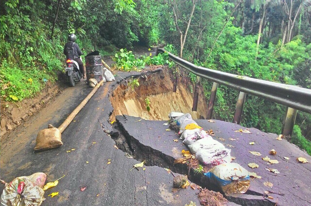 Jalan Antardesa di Gianyar tak Bisa Dilewati Kendaraan Roda Empat