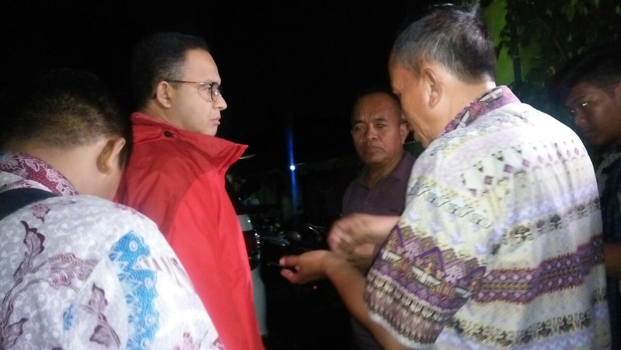 Anies Bagikan Makanan pada Pengungsi Banjir