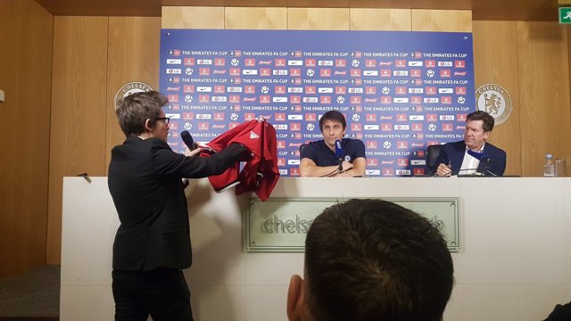 Ekspresi Conte saat 'Dihadiahi' Jersey MU dari Mourinho