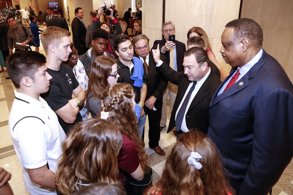Korban Penembakan Florida Geruduk Gedung Pemerintah