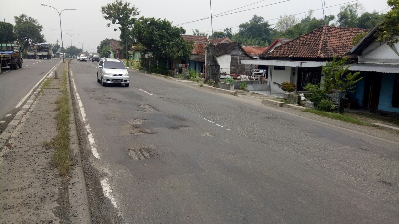 Awas Jalan Berlubang Sepanjang Surabaya-Madiun
