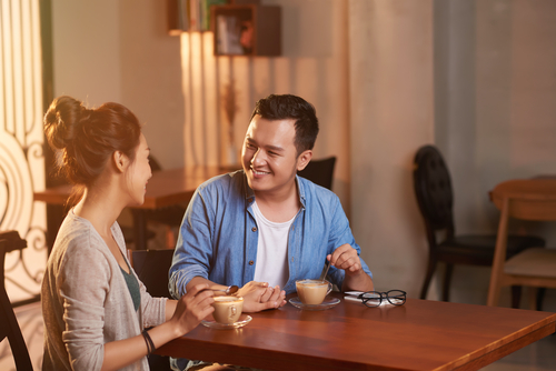 Siapa yang Harus Membayar Tagihan saat Kencan Pertama?