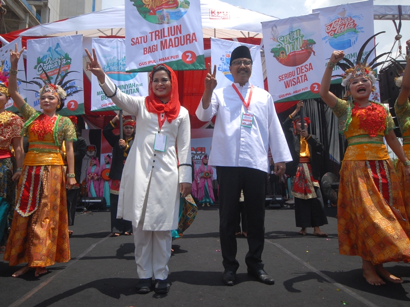 Puti Guntur Janji Gratiskan Biaya Pendidikan SMA/SMK