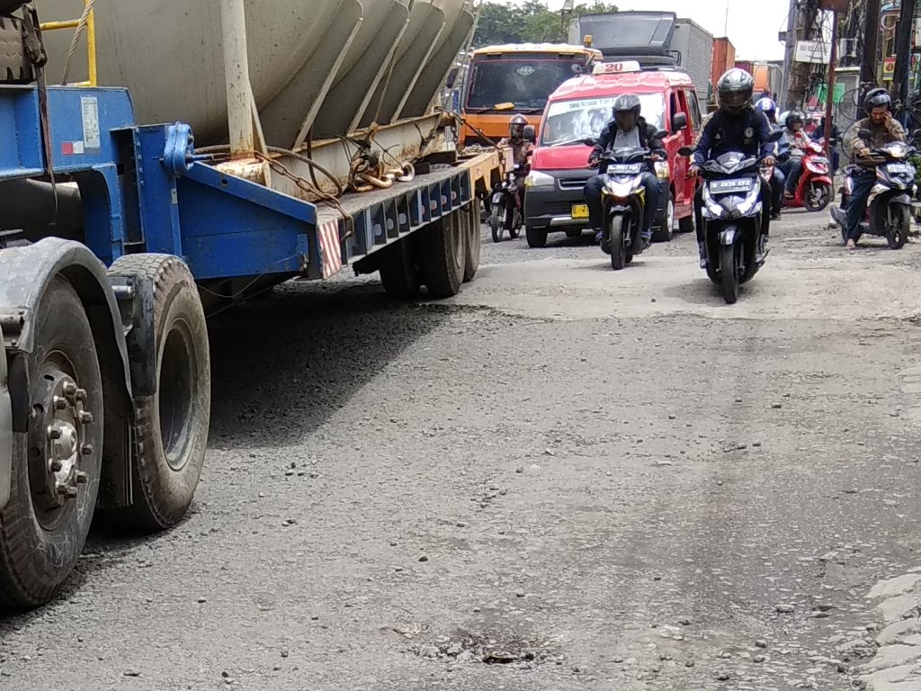 Jalan Raya Bekasi Dibiarkan Rusak