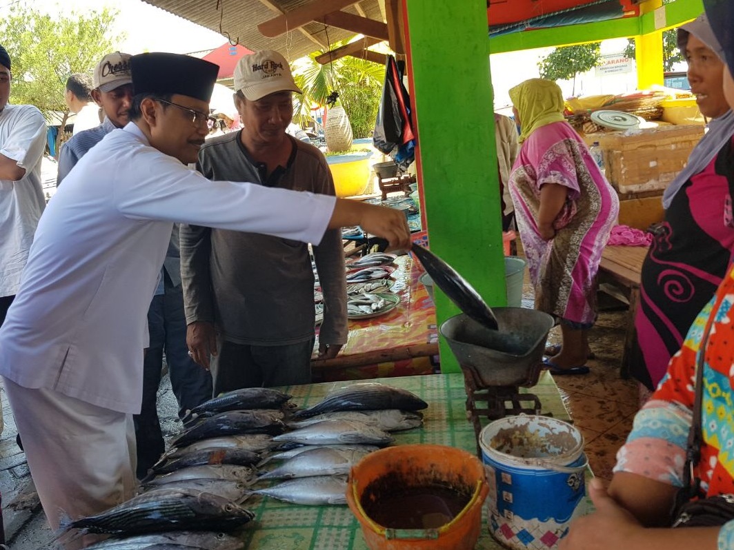 Nelayan di Banyuwangi Mengeluh ke Gus Ipul Soal Permen Pahit