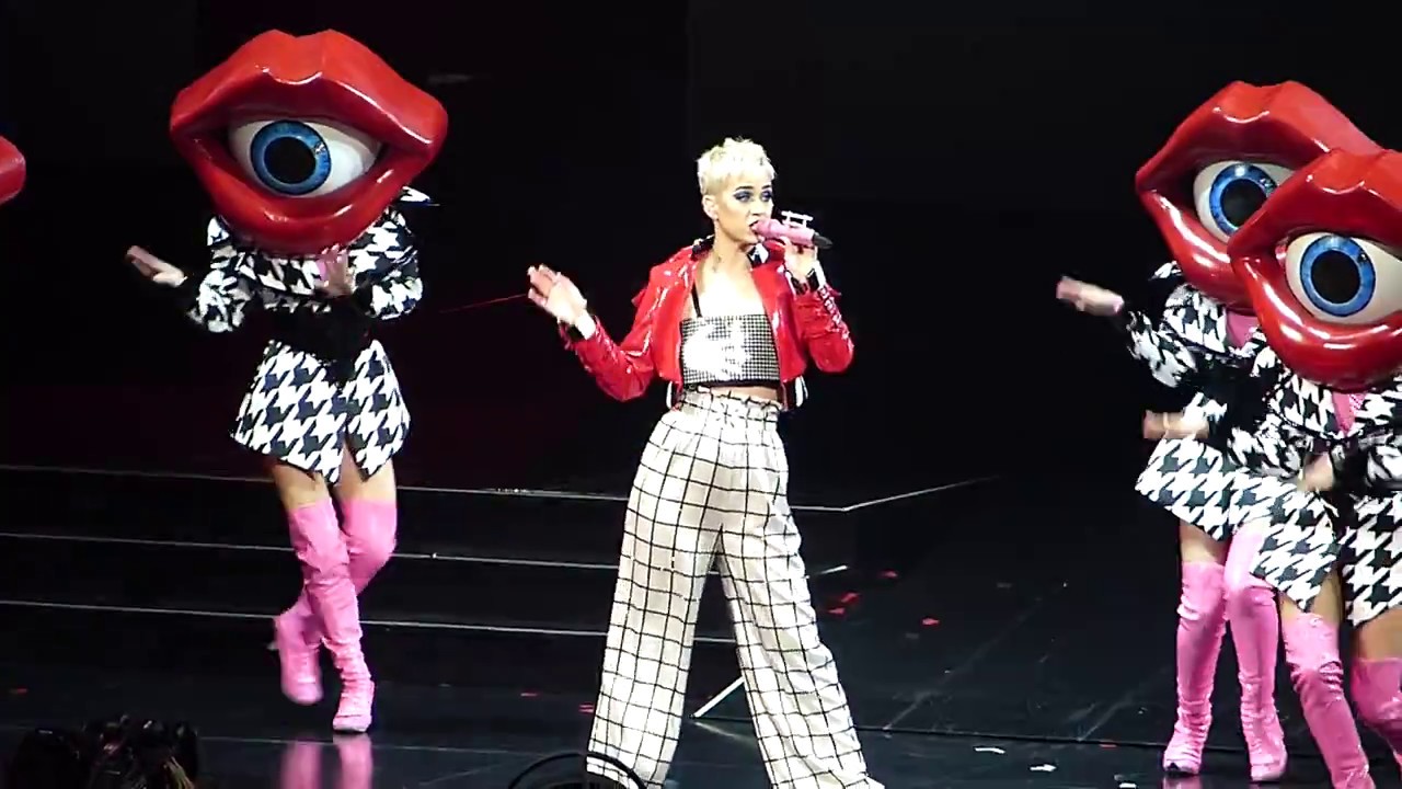 Konser Katy Perry Sepi, Pengaturan Formasi Penonton Berubah