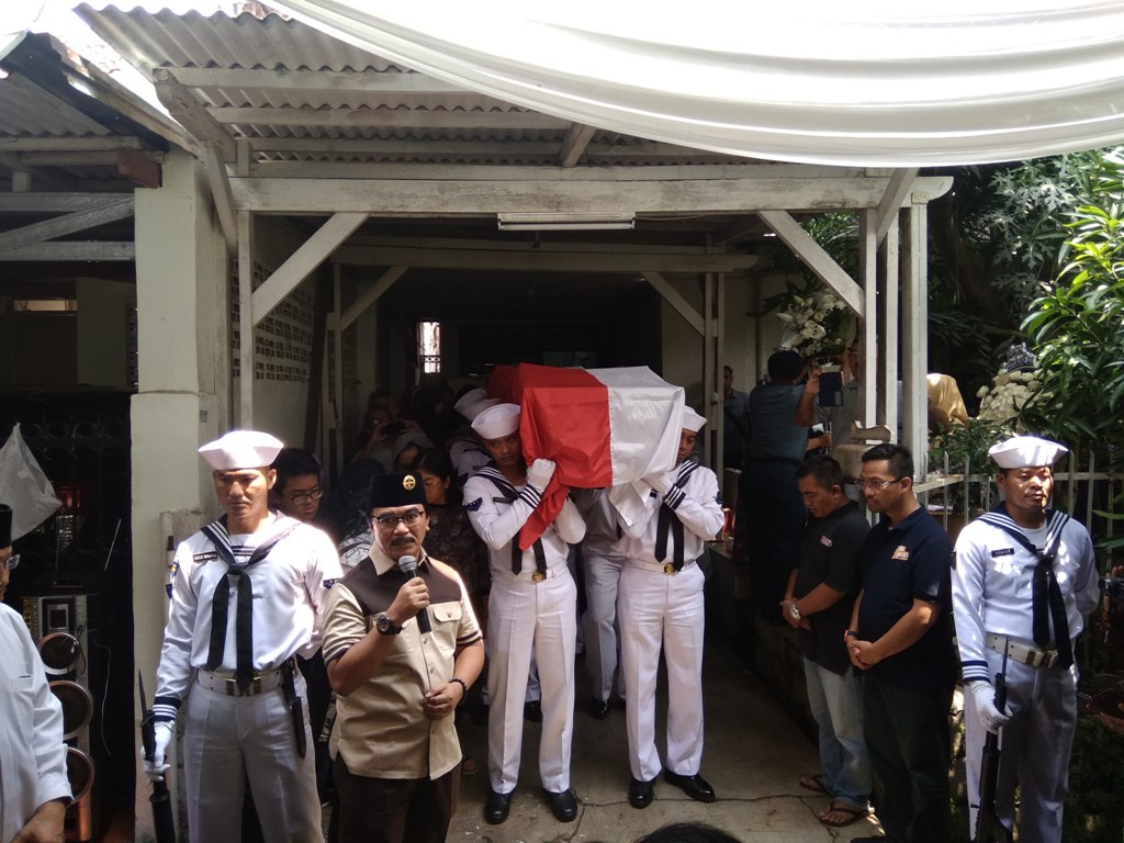 Adhyaksa Dault Pimpin Doa untuk Mendiang Amoroso Katamsi