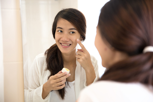 Lima Tips Menyamarkan Jerawat dengan Make Up