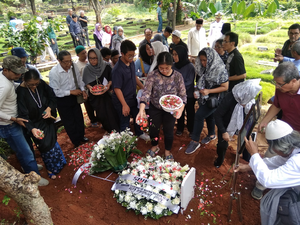 Amoroso Katamsi Dimakamkan Secara Militer