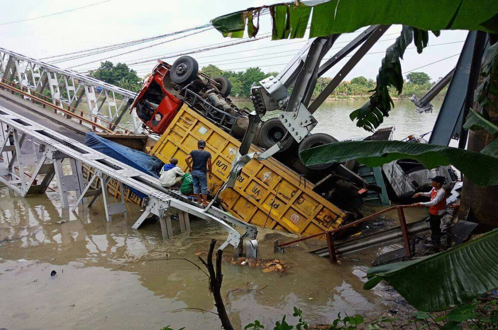 Tiga Truk Bertindihan di Jembatan Widang