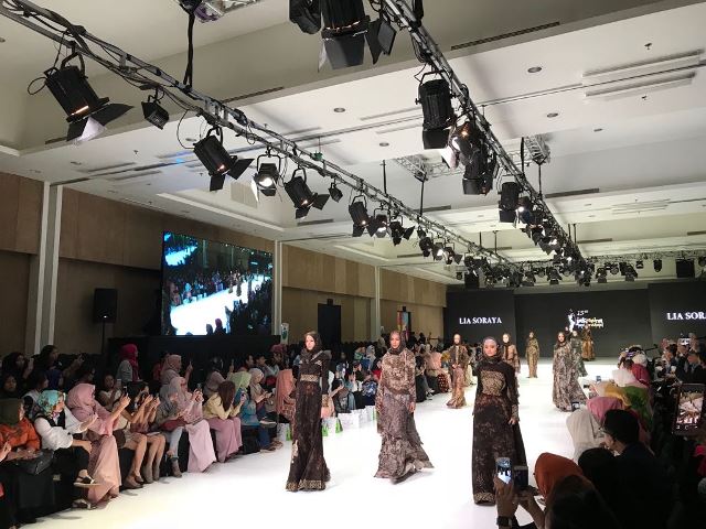 Peragaan Busana dengan Tema Modest Fashion yang Simpel