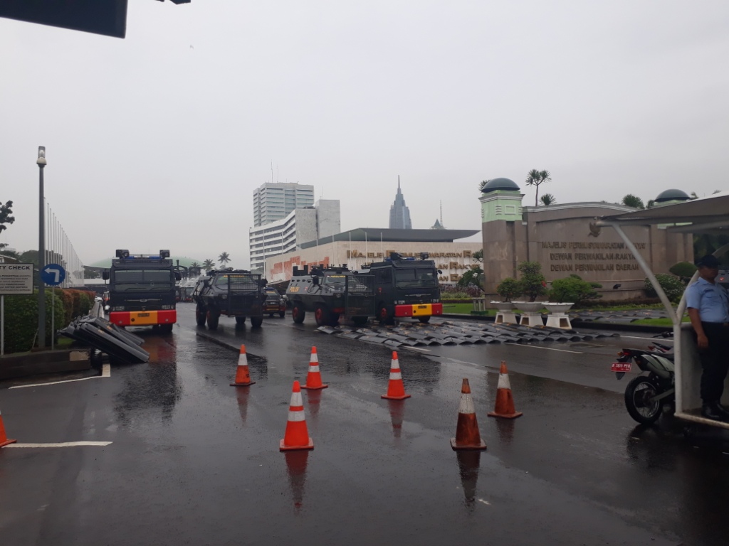 Polisi Lakukan Rekayasa Lalin di Depan DPR/MPR