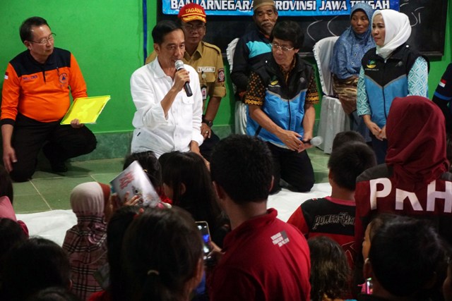 Jokowi Besarkan Hati Korban Gempa Banjarnegara