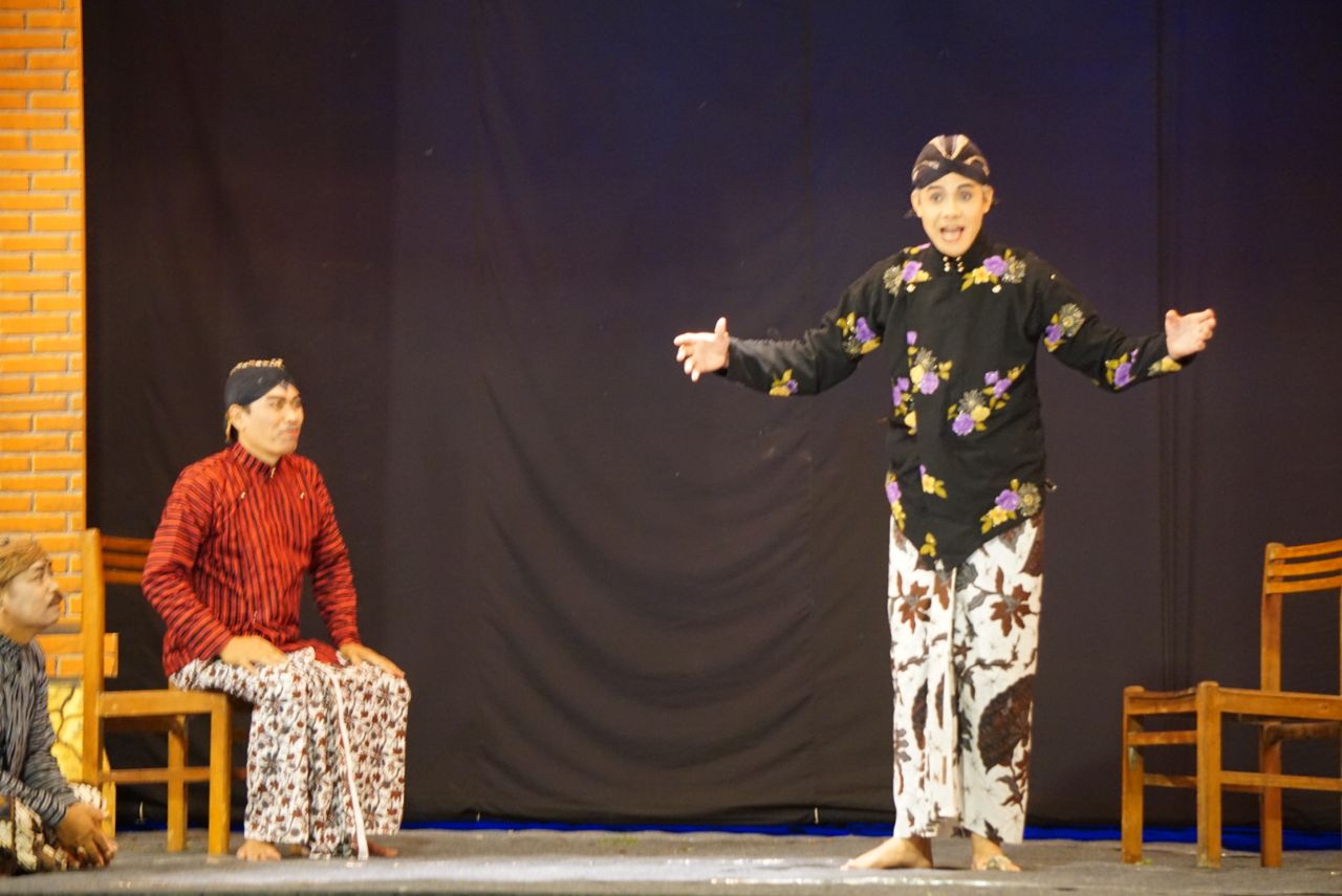 Ganjar Main Ketoprak <i>Tobong</i> untuk Hibur Warga Rembang
