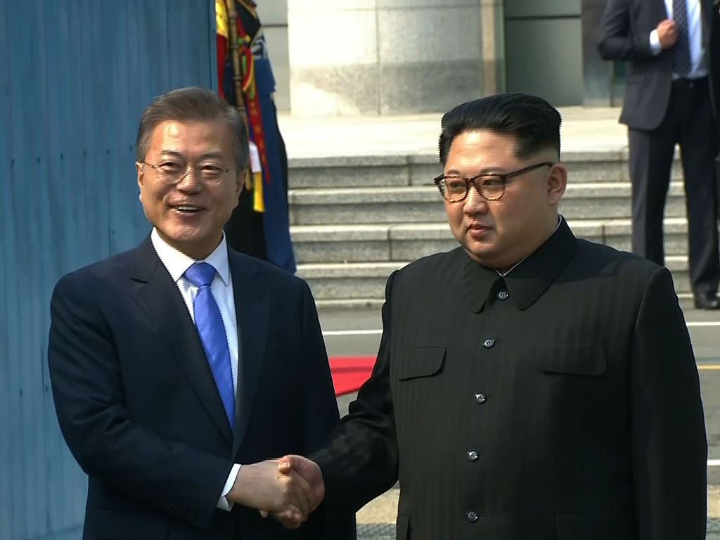 Jabat Tangan Hangat Dua Pemimpin Korea