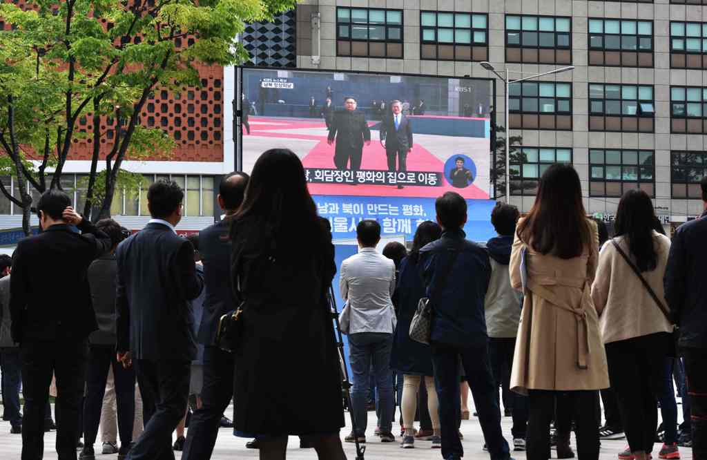 Nobar Pertemuan Korsel-Korut di Pusat Kota Seoul