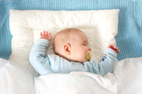 Lima Alasan Bayi Tak Perlu Bantal saat Tidur