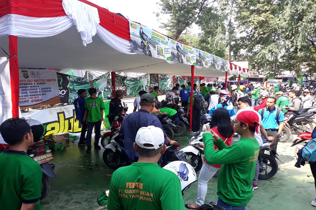 Seribu Kupon Ganti Oli Gratis untuk Buruh di Tangerang