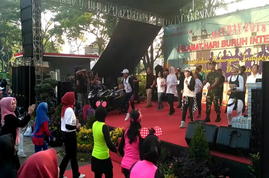 Wali Kota Tangsel Senam Bersama Ratusan Buruh