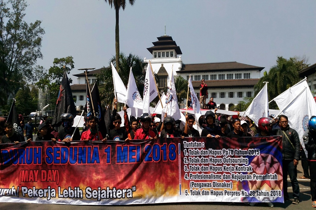 Buruh dari Berbagai Daerah Padati Kawasan Gedung Sate