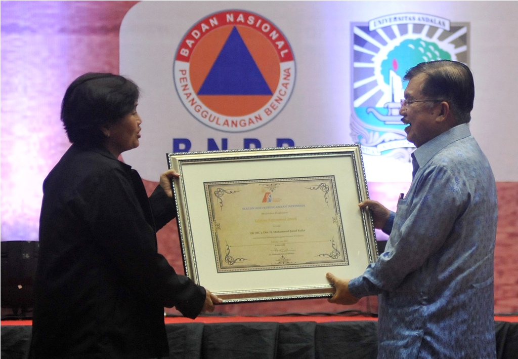 Jusuf Kalla Terima Penghargaan <i>Lifetime Achievement</i> Bidang Kebencanaan