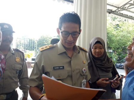 Sandi Minta Insiden Bagi-Bagi Sembako tak Dipolitisasi