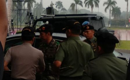 Jokowi dan Sultan Brunei Kompak Mengenakan Seragam Tentara