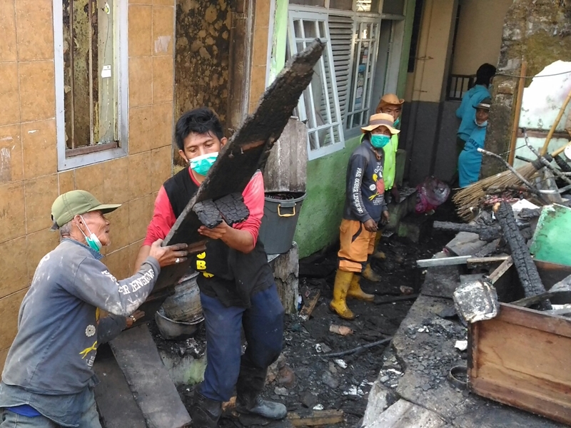 Warga Berjibaku Bersihkan Puing Kebakaran di Bandung