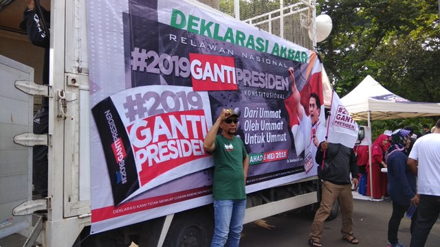 Atribut #2019GantiPresiden Bertebaran di Monas