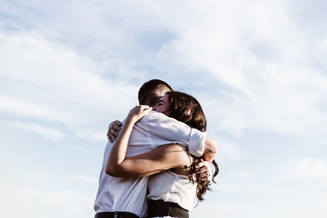 Tiga Tanda Bahwa Anda dan Pasangan Tak Bisa LDR