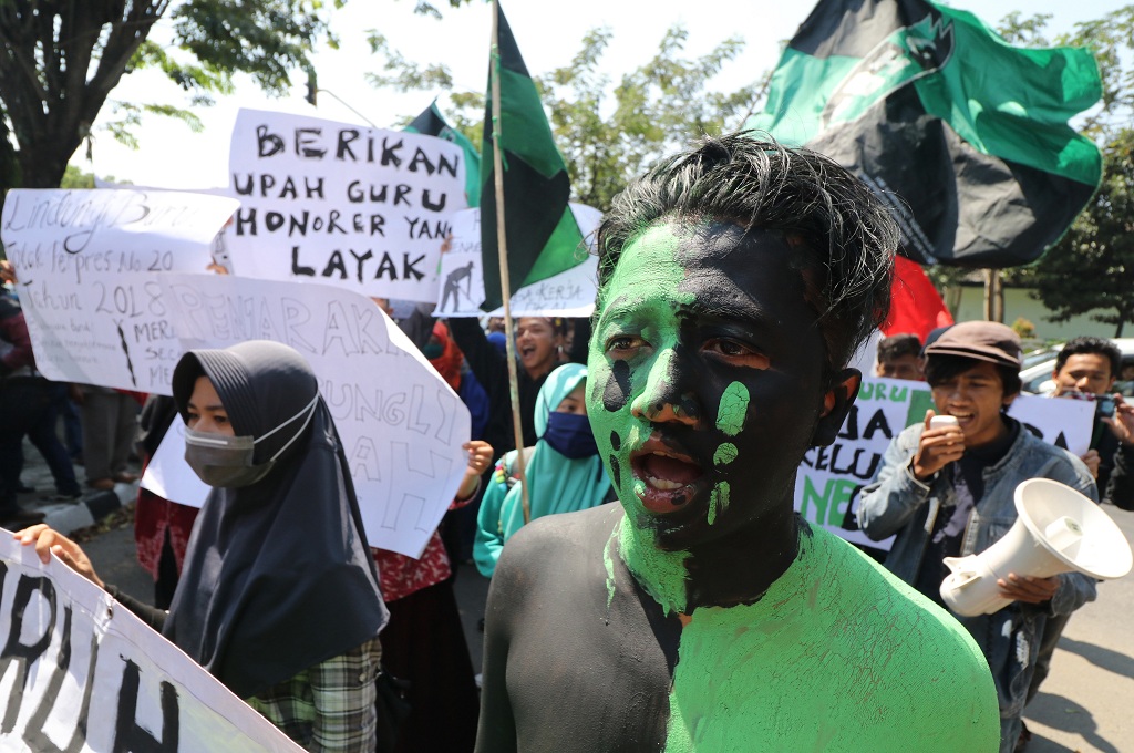 Bekasi Serahkan Peningkatan Status Guru Non-PNS ke Pusat
