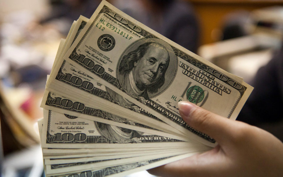 USD Tergelincir di Tengah Data Ekonomi