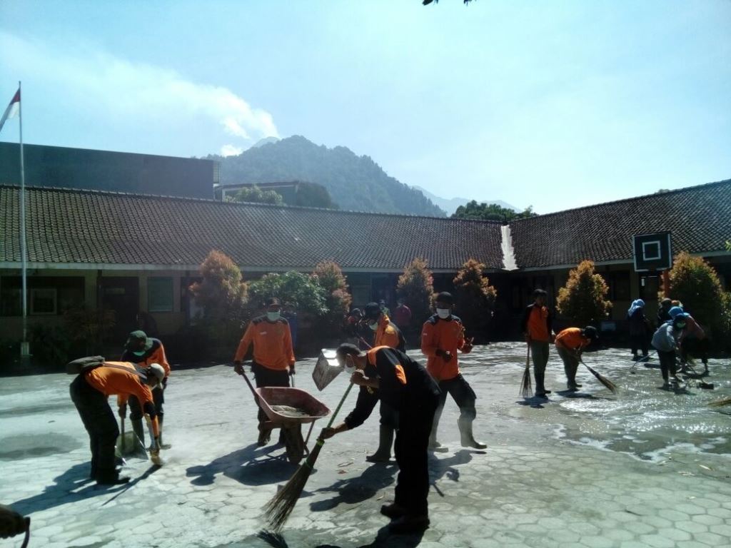 Abu Bekas Letusan Freatik Gunung Merapi Dibersihkan