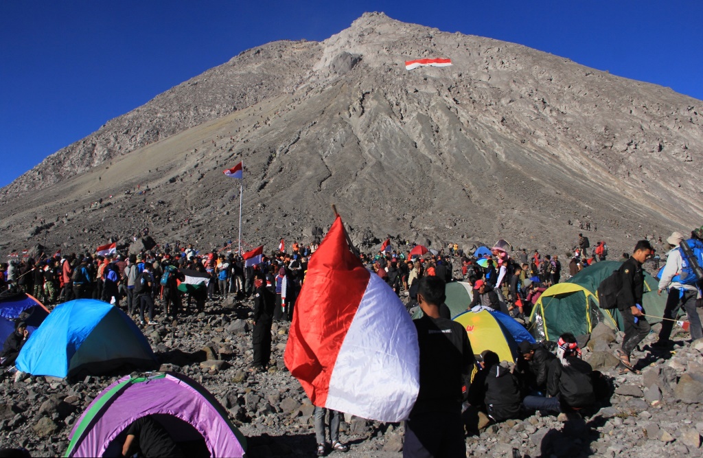 Jalur Pendakian Merapi Masih Ditutup