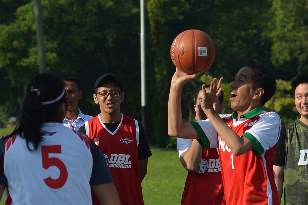 Saat Presiden Jokowi Bertanding Basket dengan Atlet Muda