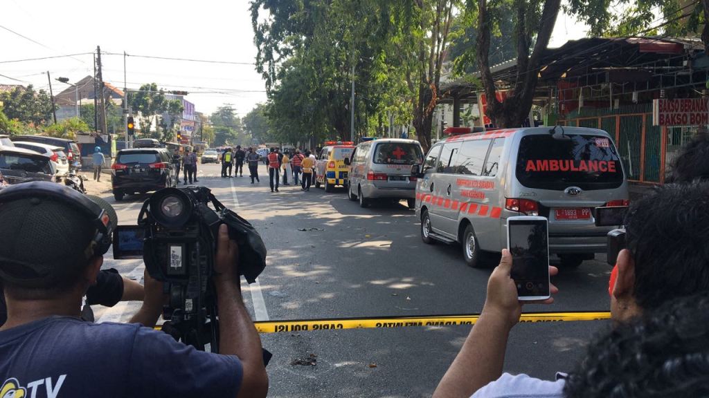 Empat Ambulans Tiba di Gereja Santa Maria Surabaya