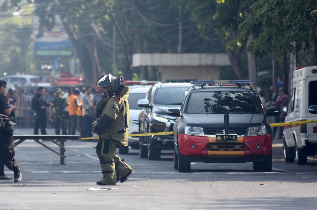 Polisi Halau Warga dari Lokasi Ledakan Gereja di Surabaya