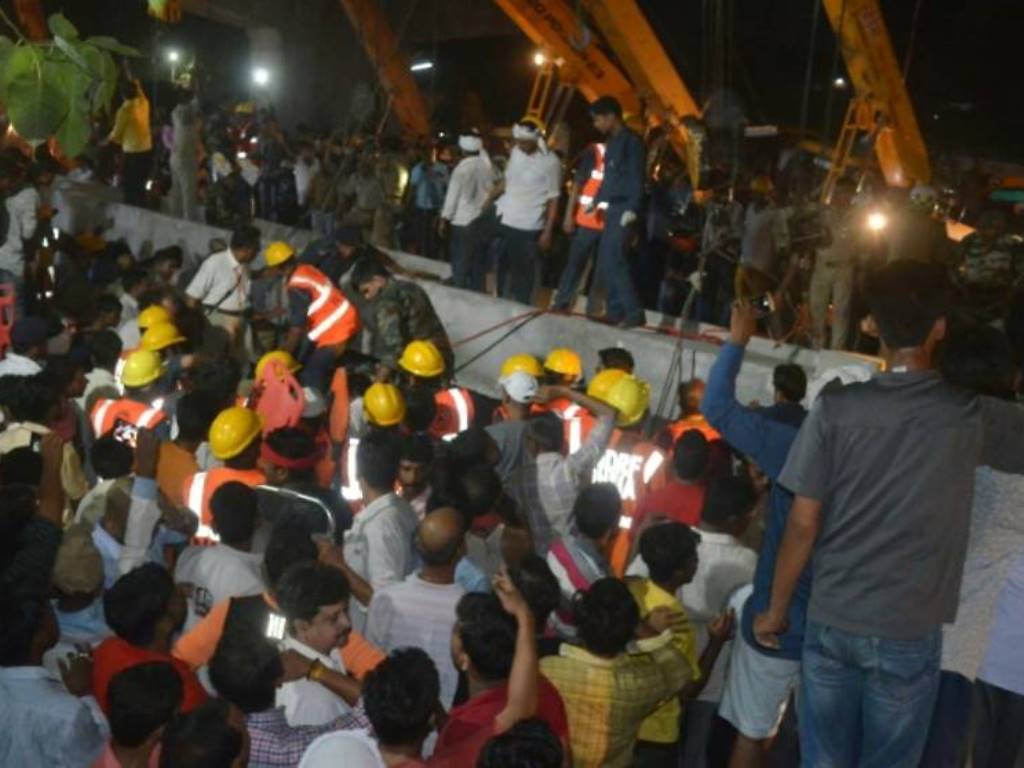 Jembatan Layang Roboh di India, Tewaskan 18 Jiwa