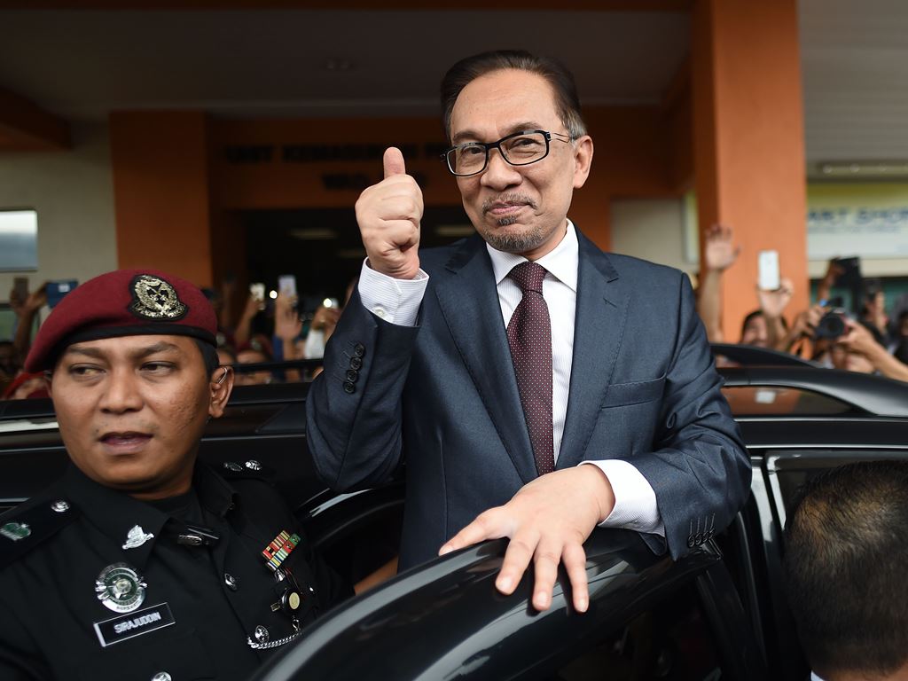 Mahathir Sambut Anwar Ibrahim di Istana Negara