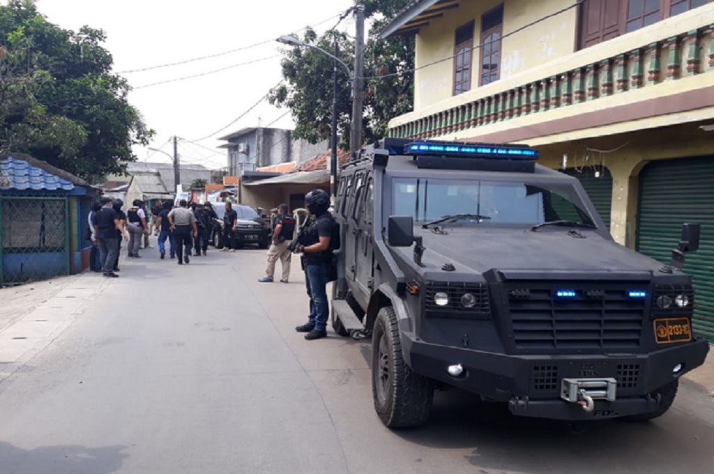 Seorang Perempuan Dibawa dari Lokasi Penggerebekan