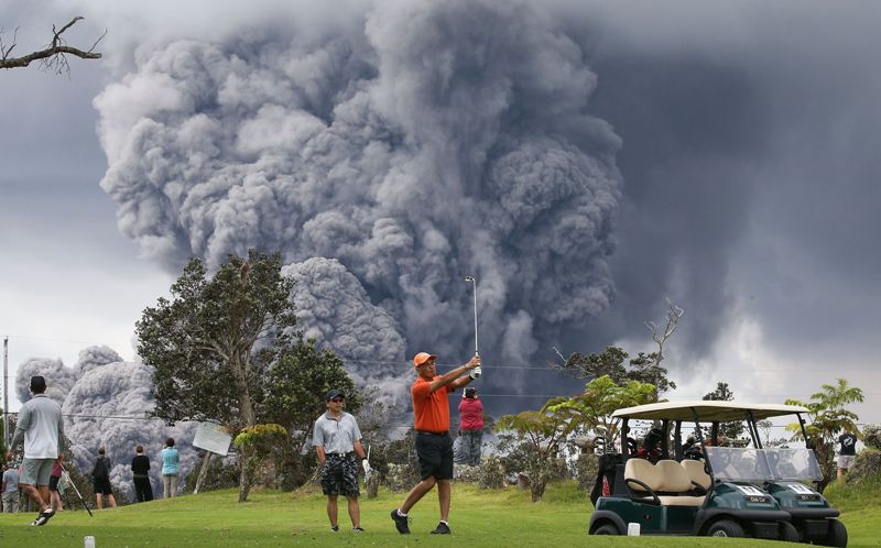 Wisatawan Sibuk Ambil Momen Gunung Kilauea Meletus