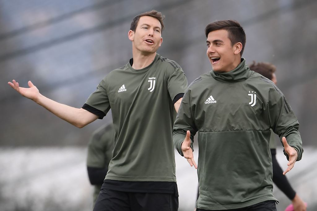 Bek Juventus Bantah Gabung Borussia Dortmund
