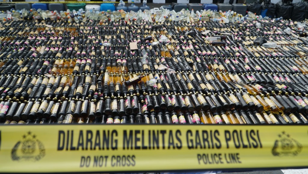 Polres Bogor Musnahkan Ribuan Miras dan Petasan
