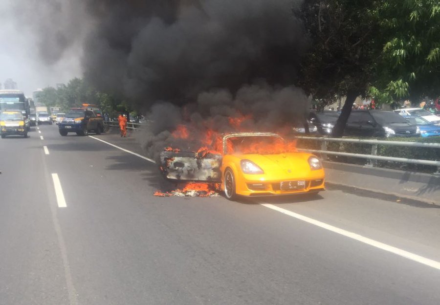 Mobil Sport Terbakar di Tol Slipi