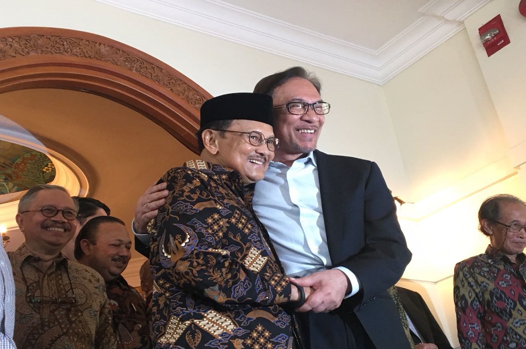 BJ Habibie Anggap Anwar Ibrahim seperti Adik Sendiri