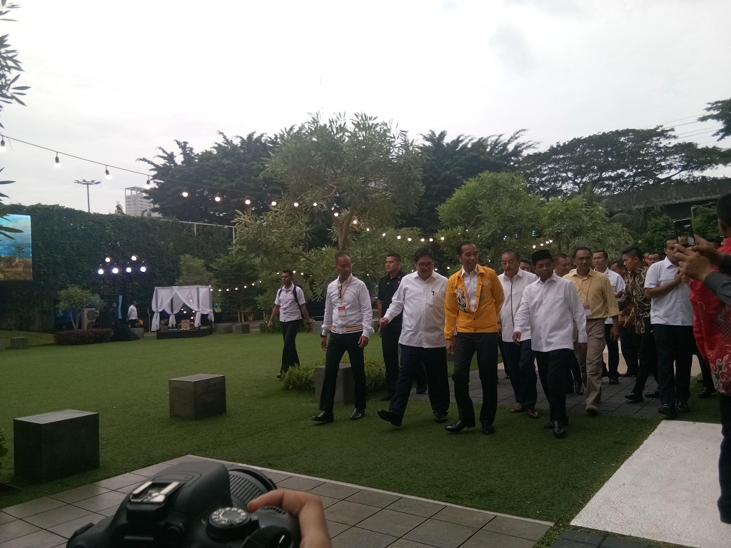 Berjaket Kuning, Presiden Resmikan Ruang Jokowi di DPD Golkar DKI