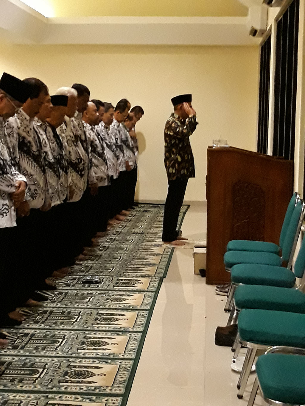 Ketika Mendikbud Imami Salat Magrib Guru PGRI