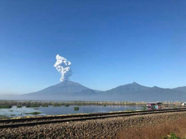 Dini Hari, Gunung Merapi Semburkan Material Setinggi 6.000 Meter
