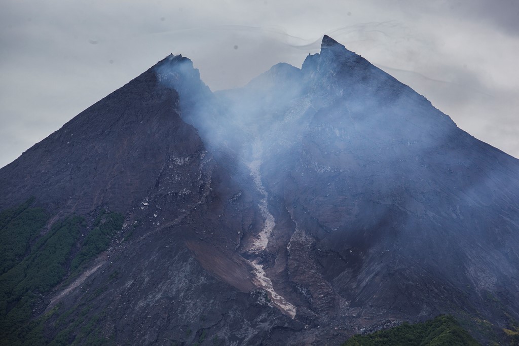 Letusan Merapi Disertai Pijar Merah